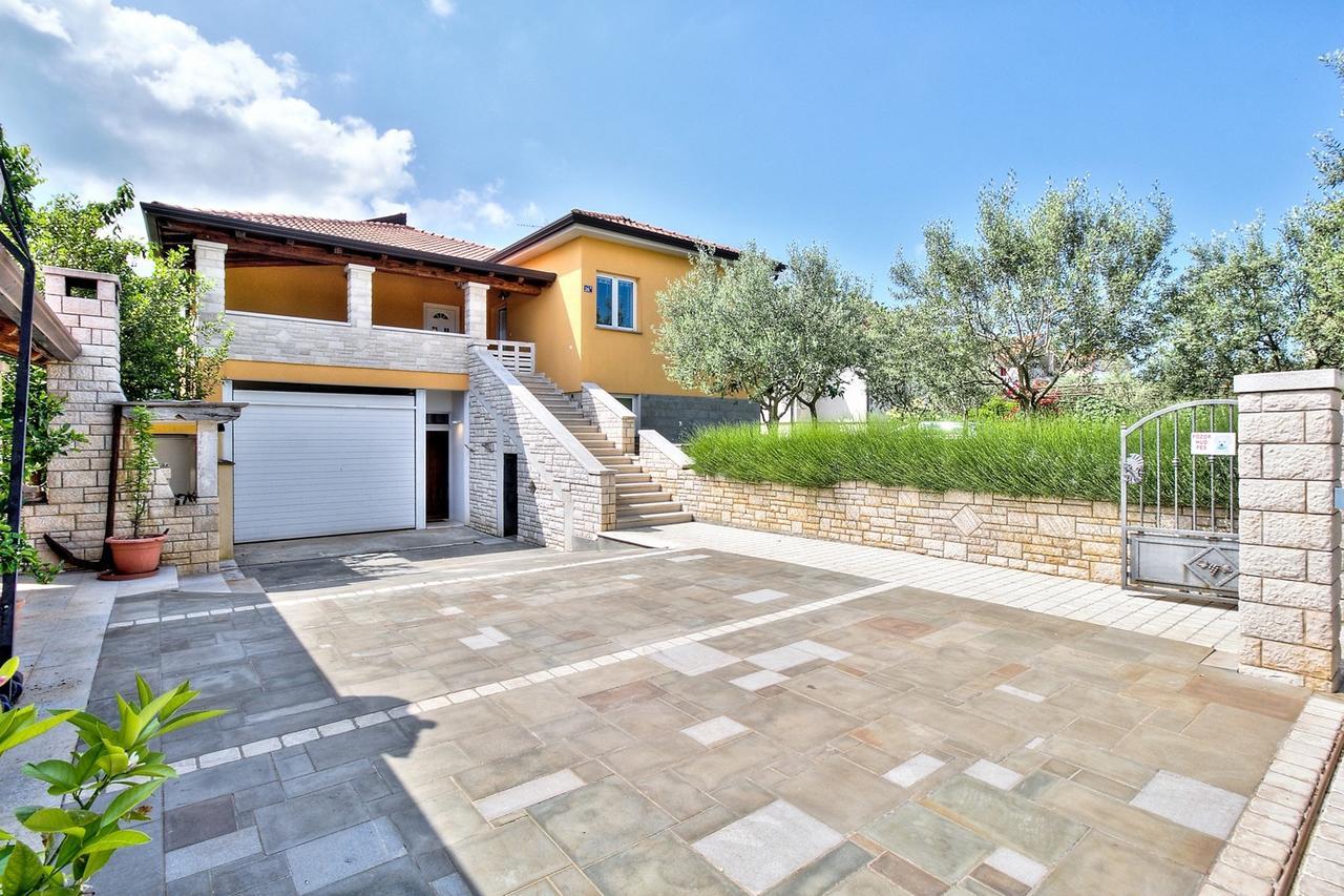 Lana House With Apartment Petrovija Exterior foto